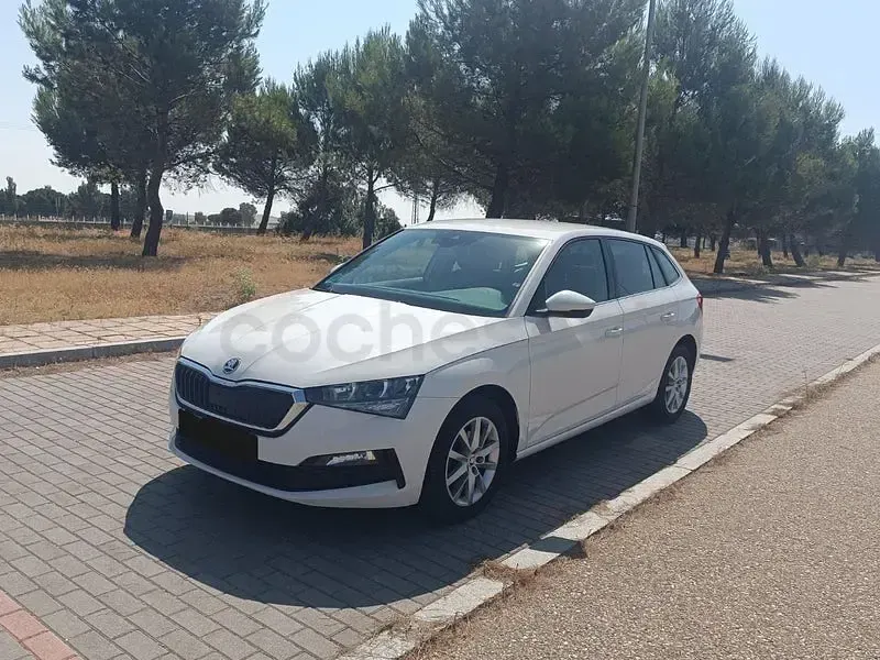 Usado Skoda Scala Active 115 CV (84 kW) 2021 Blanco Utilitario
