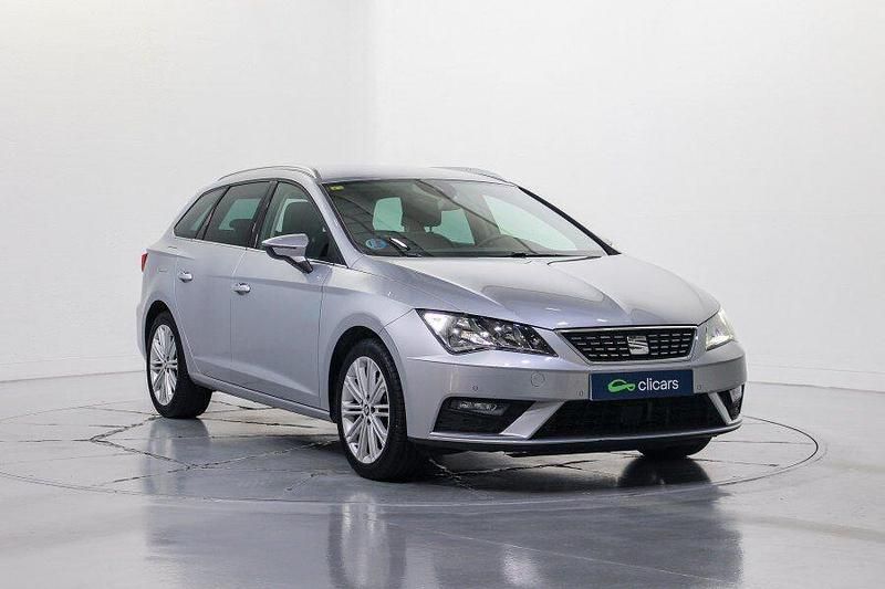Usado Seat Leon XCELLENCE 130 CV (95 kW) 2020 Gris / plata Familiar