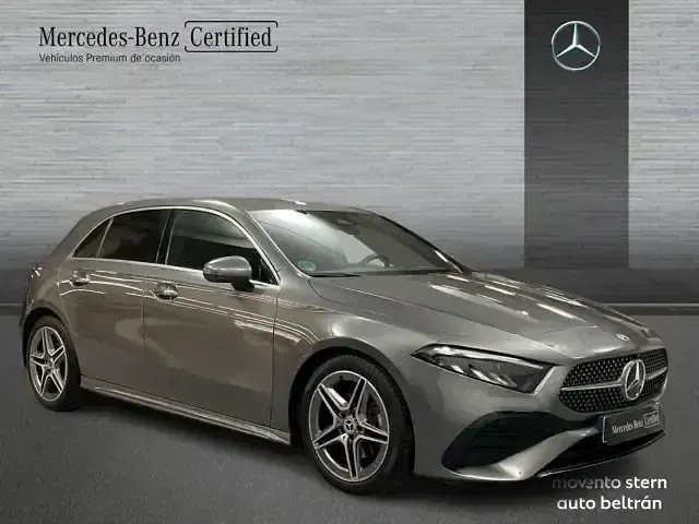 Usado Mercedes A180 AMG line 116 CV (85 kW) 2023 Gris Berlina