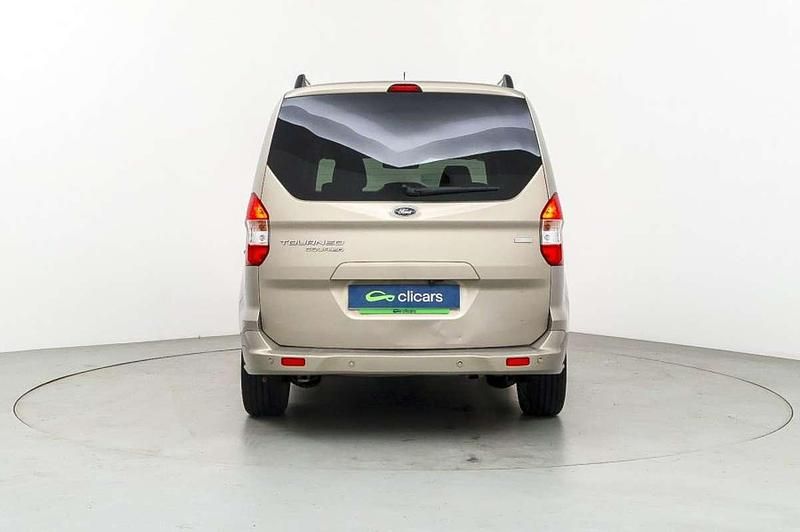 Usado Ford Tourneo Courier Titanium 102 CV (75 kW) 2018 Naranja Monovolumen