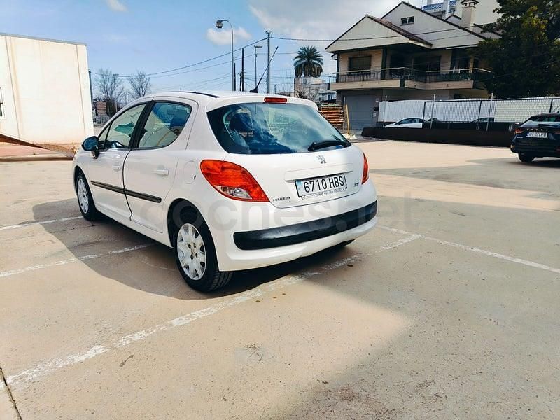 Usado Peugeot 207 70 CV (51 kW) 2011 Blanco Berlina