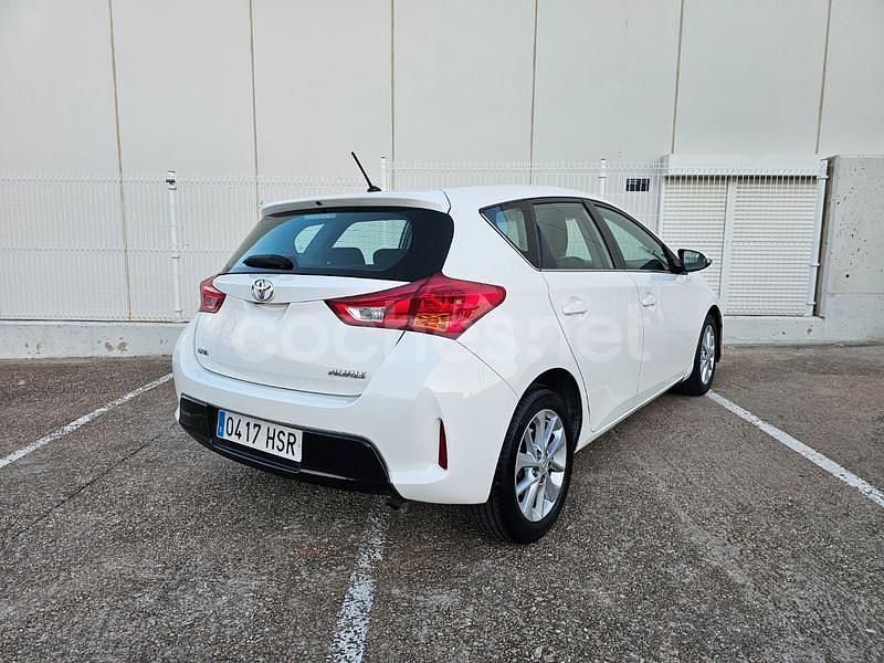 Usado Toyota Auris Active 90 CV (66 kW) 2013 Blanco Berlina