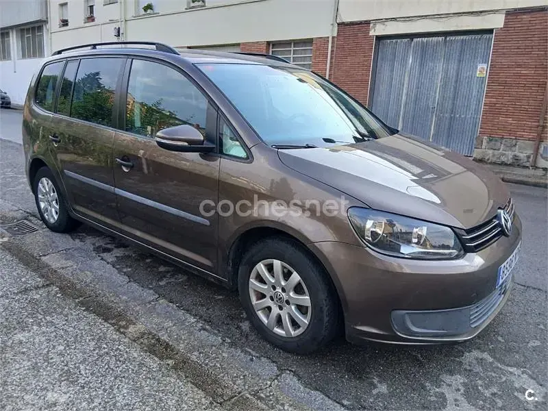 Usado VW Touran Advance 105 CV (77 kW) 2012 Granate Monovolumen