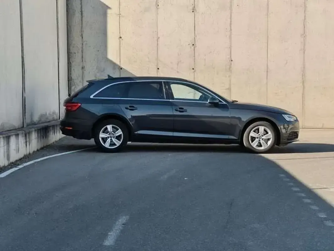 Usado Audi A4 Advanced 170 CV (125 kW) 2018 Plateado Familiar