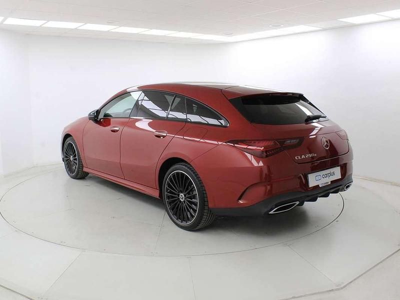 Usado Mercedes CLA250e Shooting Brake 218 CV (160 kW) 2025 Rojo Familiar