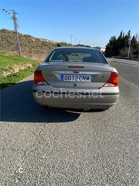 Usado Ford Focus Ghia 100 CV (73 kW) 2003 Marrón Berlina