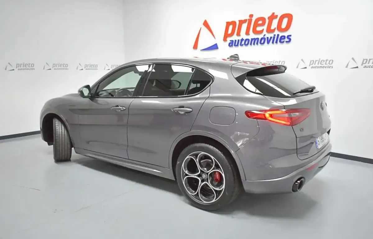 Usado Alfa Romeo Stelvio Veloce 209 CV (153 kW) 2022 Gris SUV