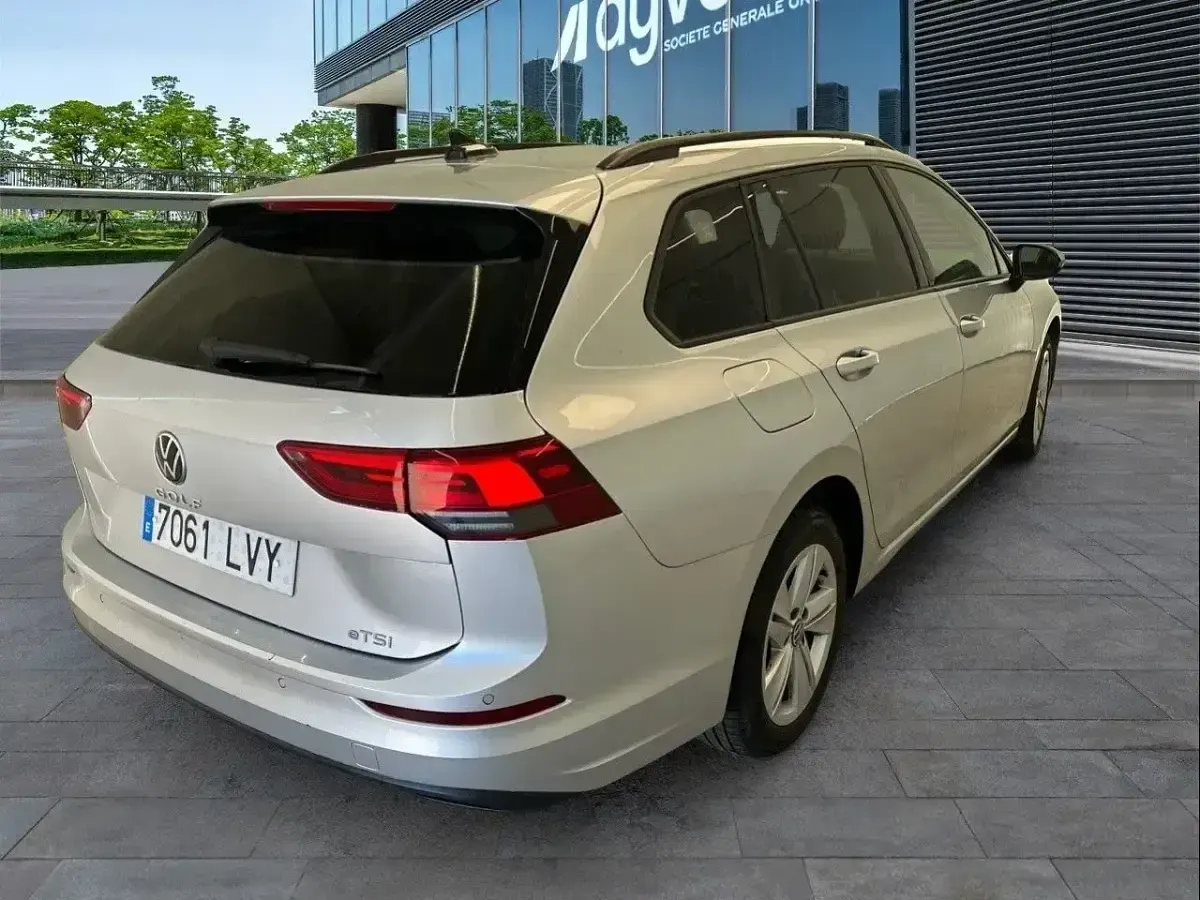 Usado VW Golf VIII Life 110 CV (80 kW) 2022 Gris Familiar