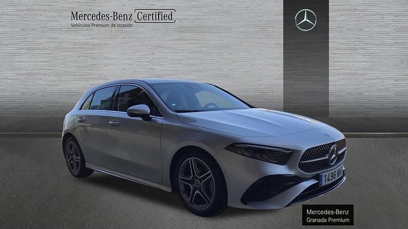 Usado Mercedes A180 AMG line 116 CV (85 kW) 2024 Plata iridio Berlina