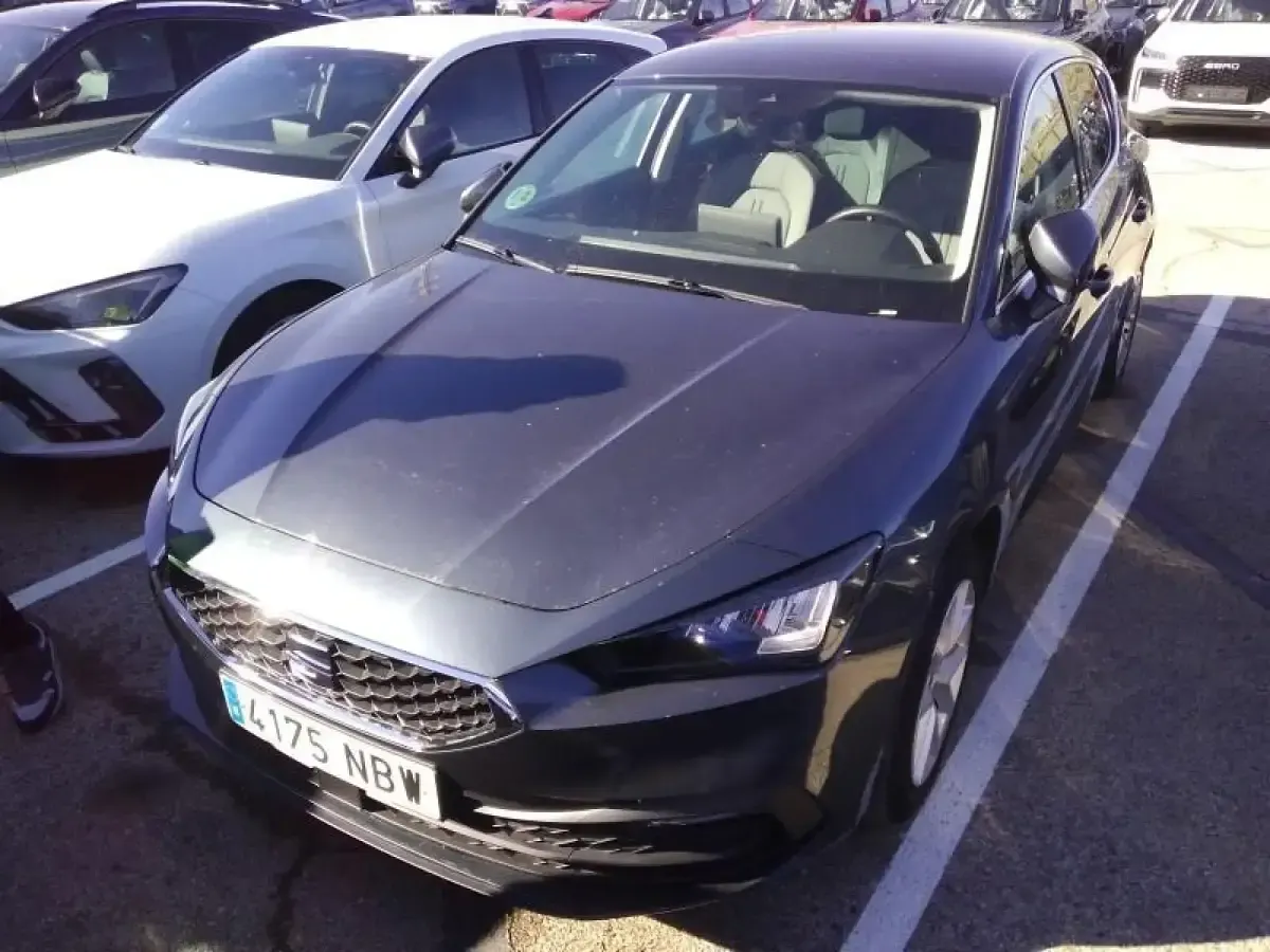 Usado Seat Leon Style 115 CV (84 kW) 2025 Gris/plata