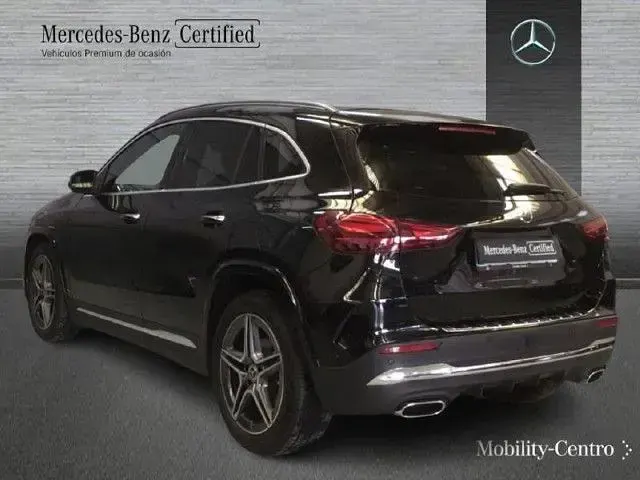 Usado Mercedes GLA200 150 CV (110 kW) 2025 Negro cosmos SUV