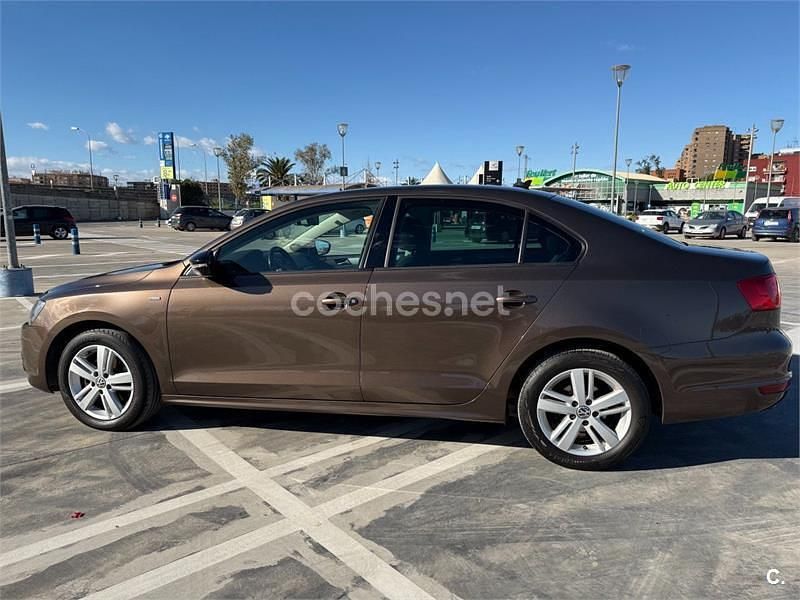 Usado VW Jetta Sport 105 CV (77 kW) 2013 Marrón Berlina