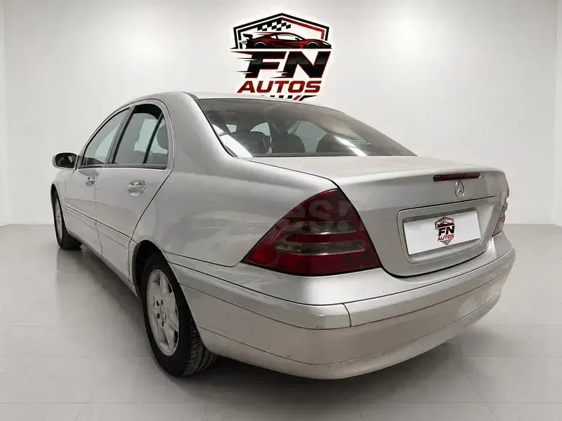 Usado Mercedes C220 Classic 125 CV (91 kW) 2000 Gris / plata Berlina