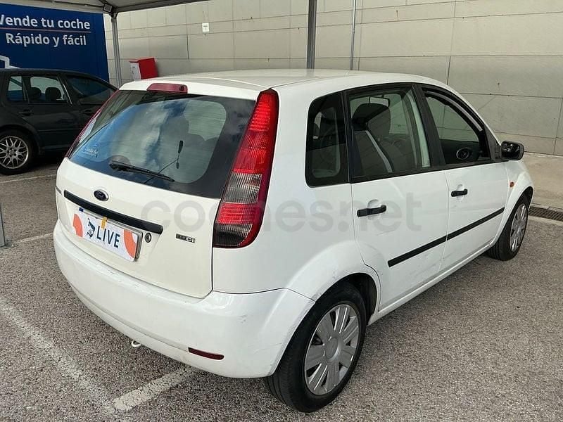 Usado Ford Fiesta Ambiente 68 CV (50 kW) 2003 Blanco Utilitario