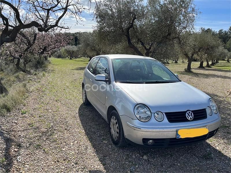 Usado VW Polo Highline 75 CV (55 kW) 2003 Gris / plata Berlina