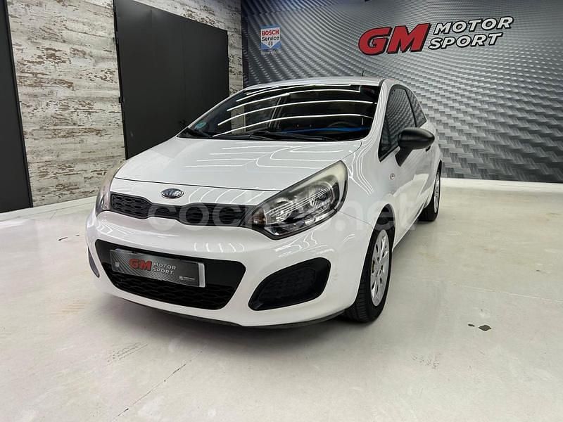 Blanco Usado 2013 Kia Rio Berlina | 7490 € (Precio justo) - Imagen 1/4