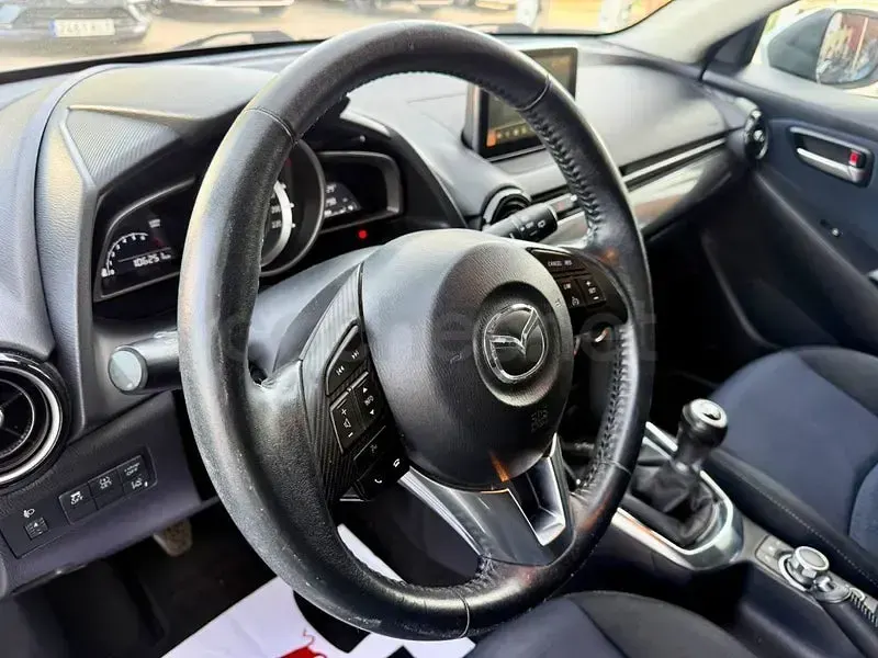 Usado Mazda 2 90 CV (66 kW) 2017 Gris / plata Berlina