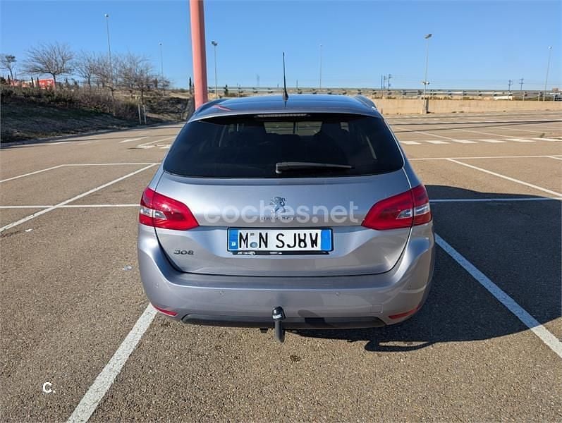 Usado Peugeot 308 SW Active 120 CV (88 kW) 2016 Gris / plata Familiar