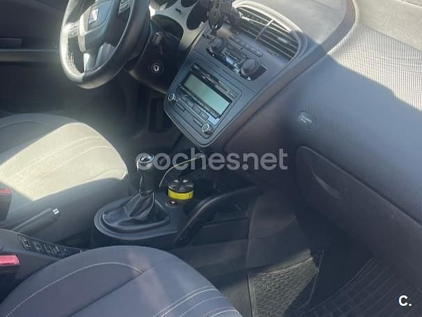 Usado Seat Altea XL Reference 105 CV (77 kW) 2013 Negro Monovolumen