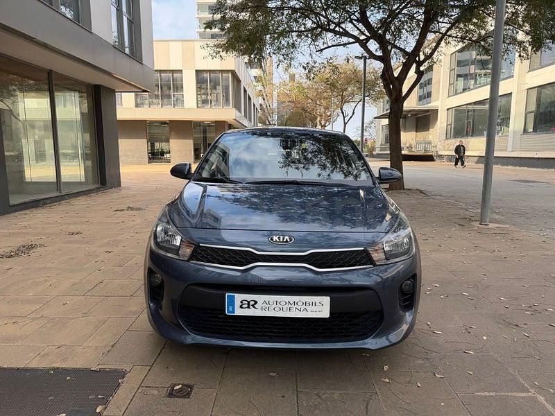 Usado Kia Rio 84 CV (61 kW) 2017 Gris / plata Berlina