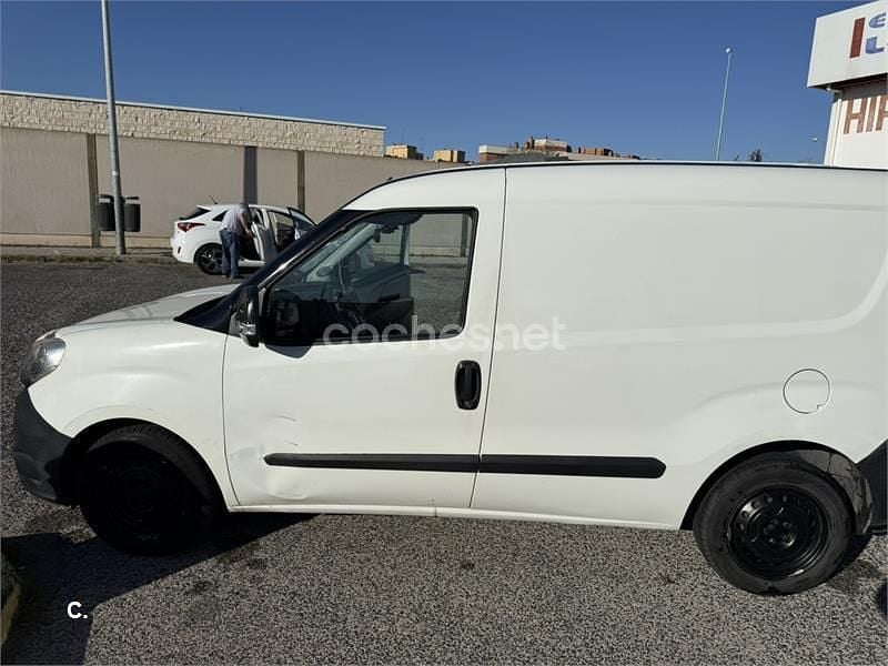 Usado Fiat Doblò 90 CV (66 kW) 2012 Blanco Monovolumen