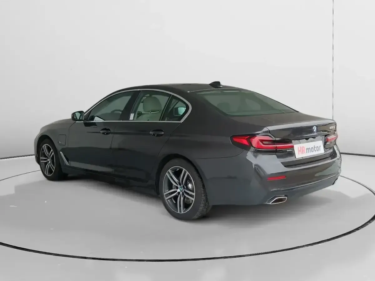Usado BMW 530e Comfort Edition 292 CV (214 kW) 2023 Negro Berlina