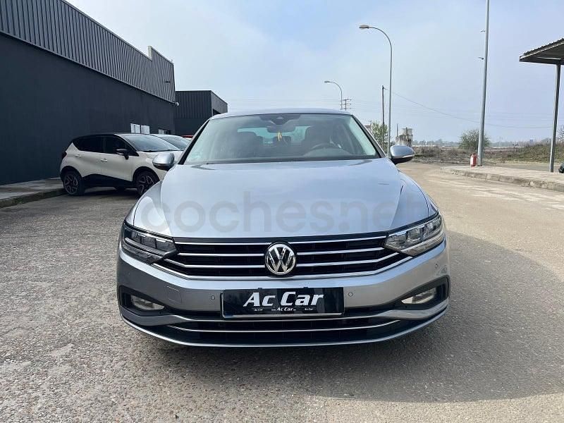 Usado VW Passat Executive 120 CV (88 kW) 2020 Gris / plata Berlina