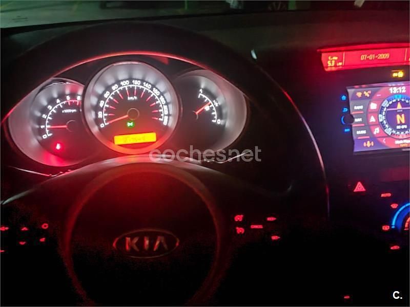 Usado Kia Venga 90 CV (66 kW) 2011 Gris / plata Utilitario