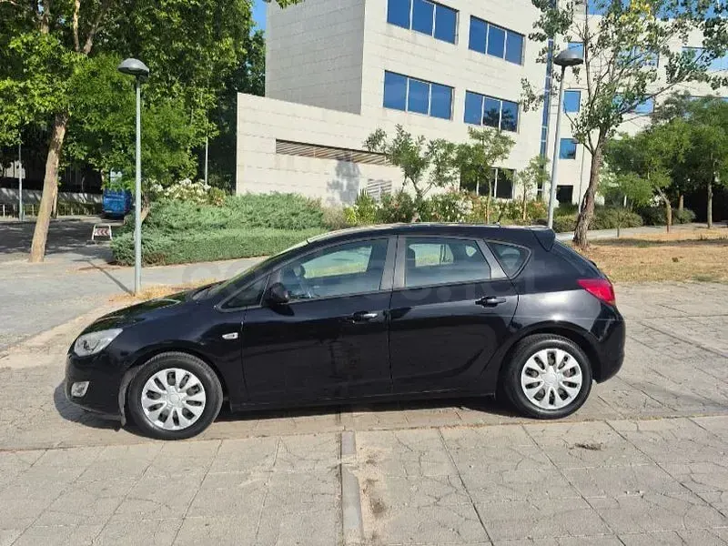 Usado Opel Astra Enjoy 115 CV (84 kW) 2010 Negro Berlina