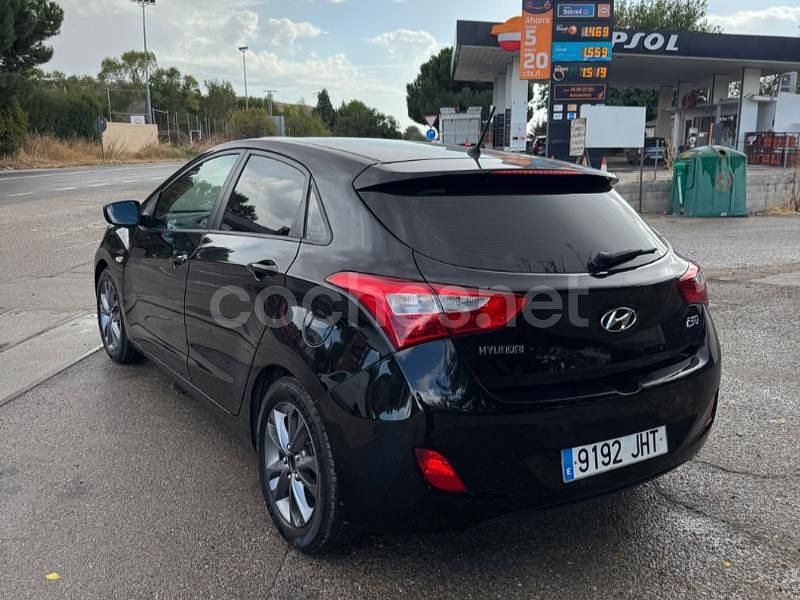 Usado Hyundai i30 90 CV (66 kW) 2016 Negro Berlina