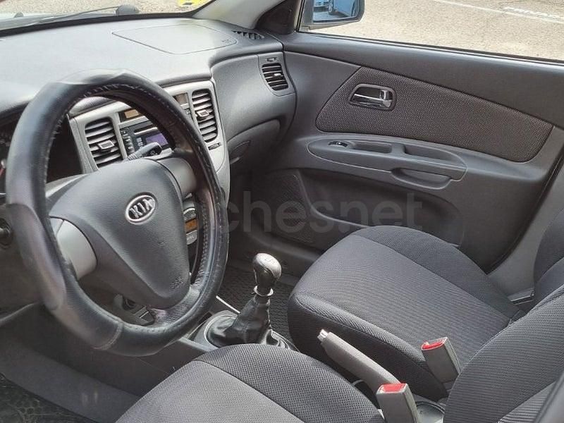 Usado Kia Rio 110 CV (80 kW) 2008 Gris / plata Berlina
