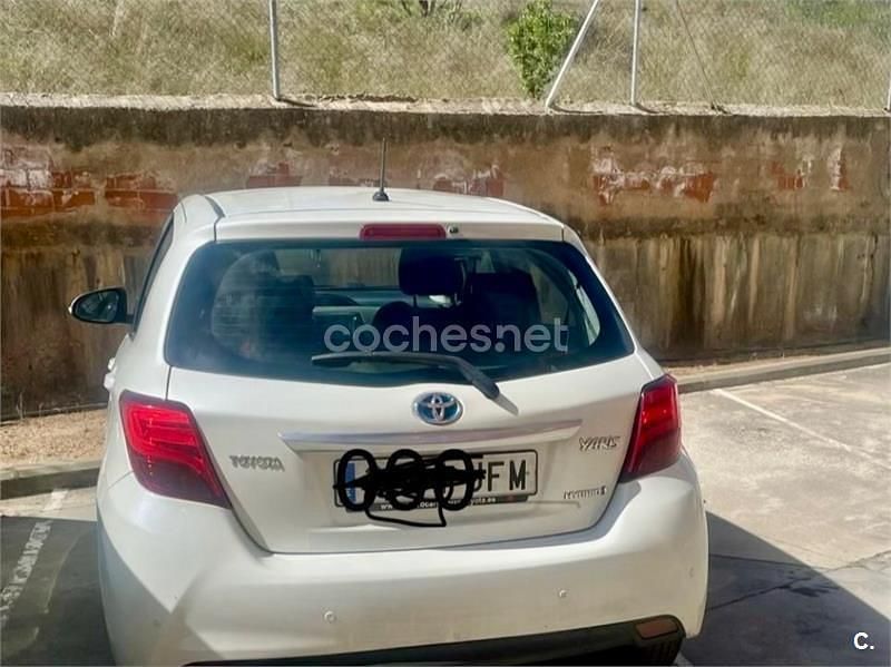 Usado Toyota Yaris Hybrid Active 100 CV (73 kW) 2015 Blanco Berlina