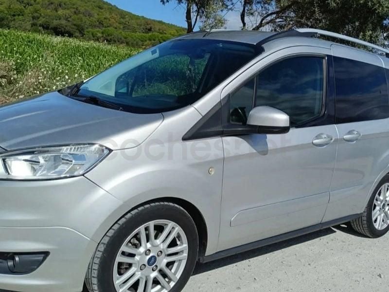 Usado Ford Tourneo Courier Trend 100 CV (73 kW) 2017 Blanco Monovolumen