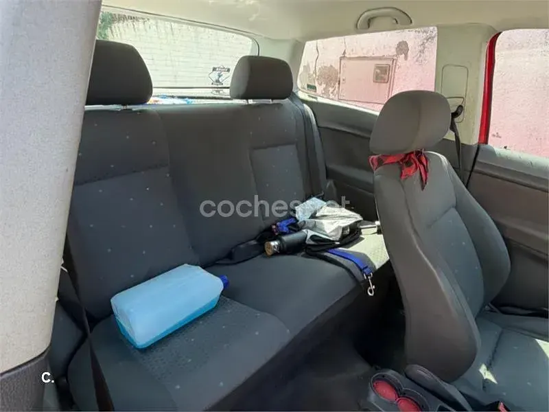 Usado VW Polo Conceptline 65 CV (47 kW) 2003 Rojo Berlina