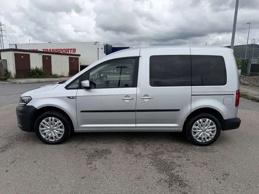 Usado VW Caddy Trendline 150 CV (110 kW) 2015 Gris Monovolumen