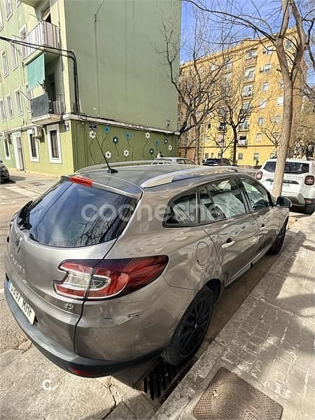 Usado Renault Mégane GrandTour Dynamique 110 CV (80 kW) 2011 Gris / plata Familiar