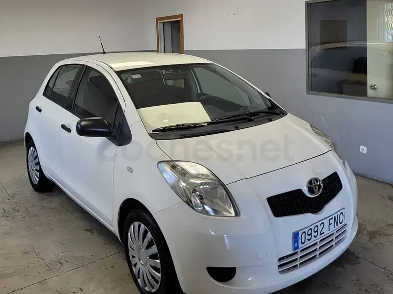 Usado Toyota Yaris Sol 87 CV (63 kW) 2007 Blanco Utilitario