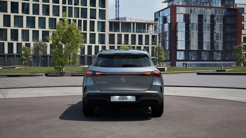 Usado Mercedes EQA250+ 139 kW (190 CV) 2025 Plateado SUV