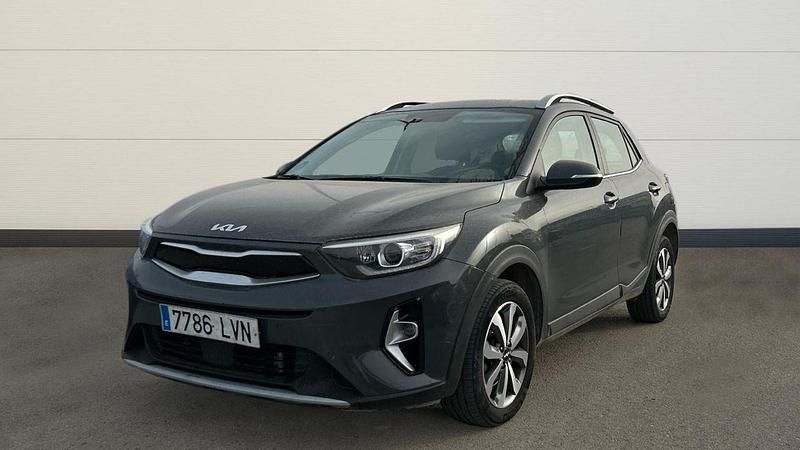 Usado Kia Stonic 100 CV (73 kW) 2021 Gris / plata SUV