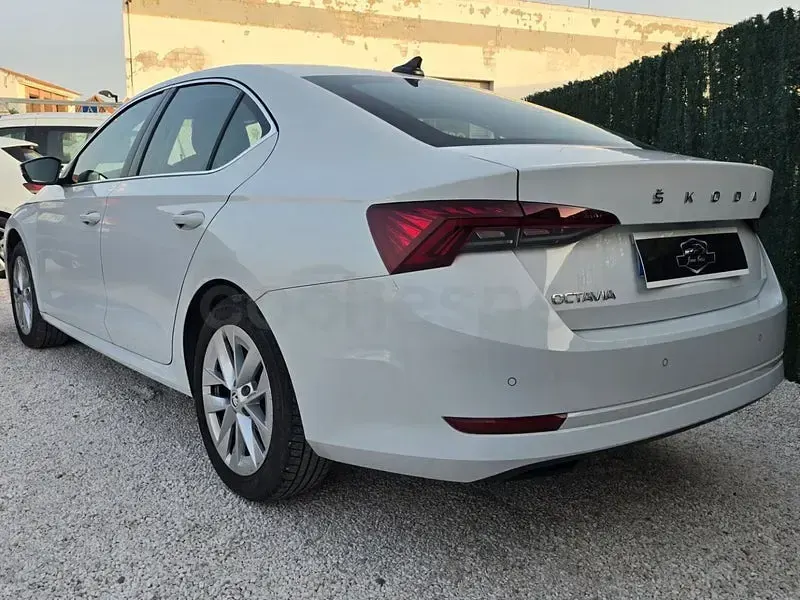 Usado Skoda Octavia Selection 115 CV (84 kW) 2023 Blanco Berlina