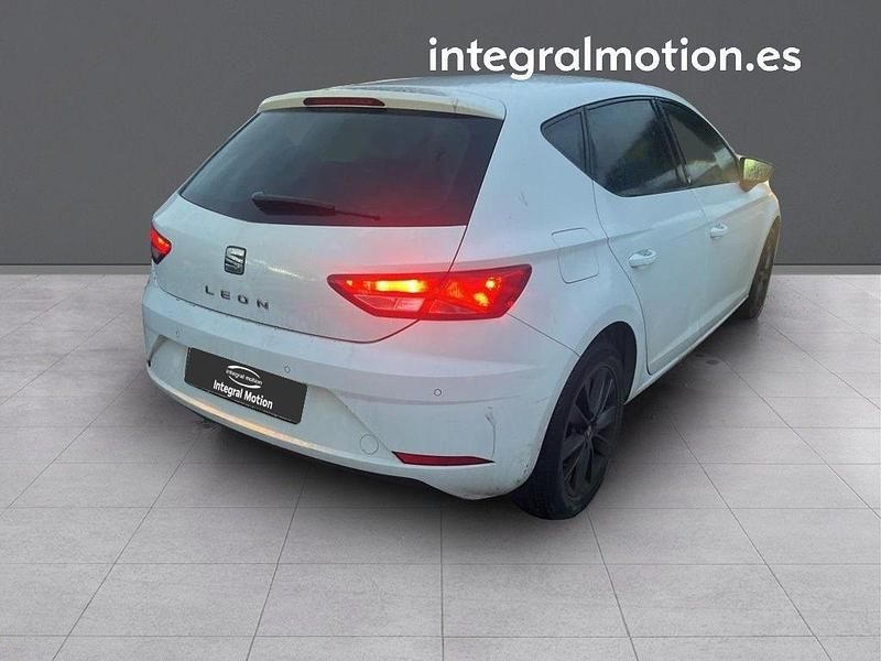 Usado Seat Leon Style 130 CV (95 kW) 2020 Blanco Berlina