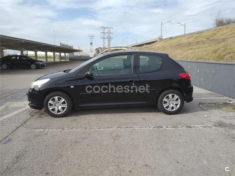 Usado Peugeot 206+ 70 CV (51 kW) 2010 Negro Utilitario