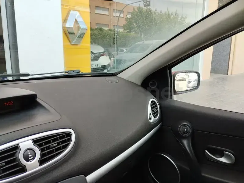 Usado Renault Clio II 100 CV (73 kW) 2008 Rojo Berlina