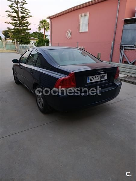 Usado Volvo S60 Momentum 163 CV (119 kW) 2004 Azul Berlina