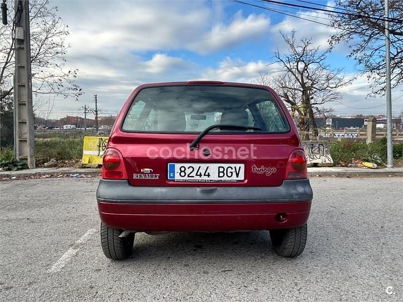 Usado Renault Twingo Privilege 60 CV (44 kW) 2001 Granate Utilitario