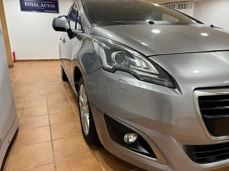 Usado Peugeot 5008 Allure 120 CV (88 kW) 2015 Gris / plata Monovolumen