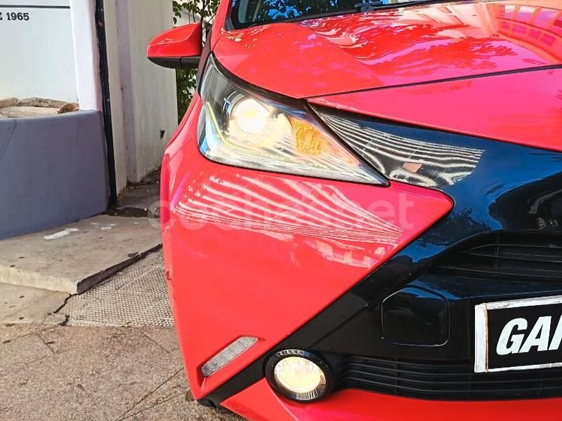 Usado Toyota Aygo X-play 69 CV (50 kW) 2015 Granate Utilitario