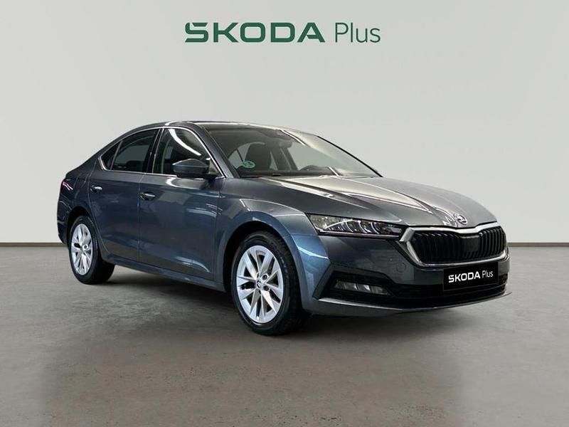 Gris Usado 2021 Skoda Octavia Ambition Berlina | 20.200 € (Un poco caro) - Imagen 1/4