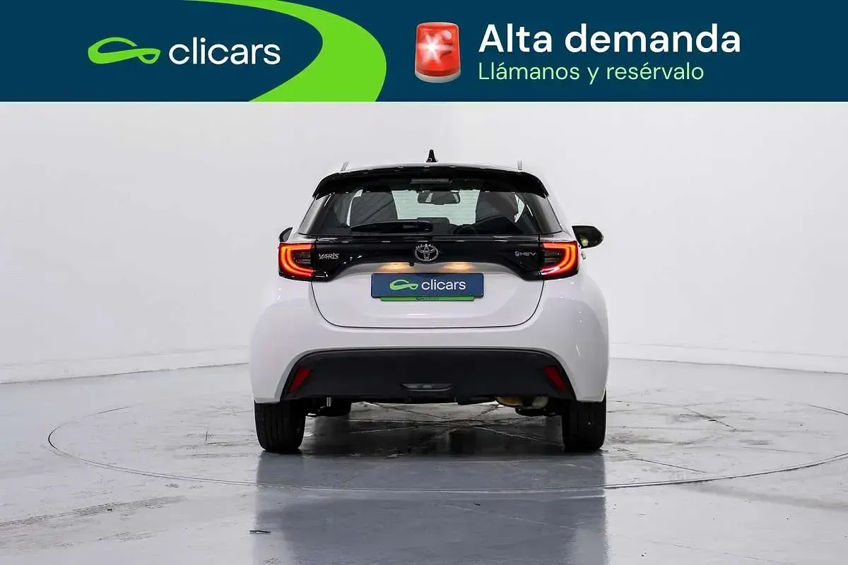 Usado Toyota Yaris Hybrid Active 75 CV (55 kW) 2025 Blanco Berlina
