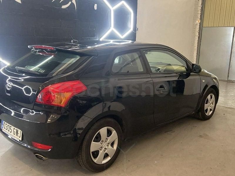 Usado Kia ProCeed 90 CV (66 kW) 2010 Negro Utilitario